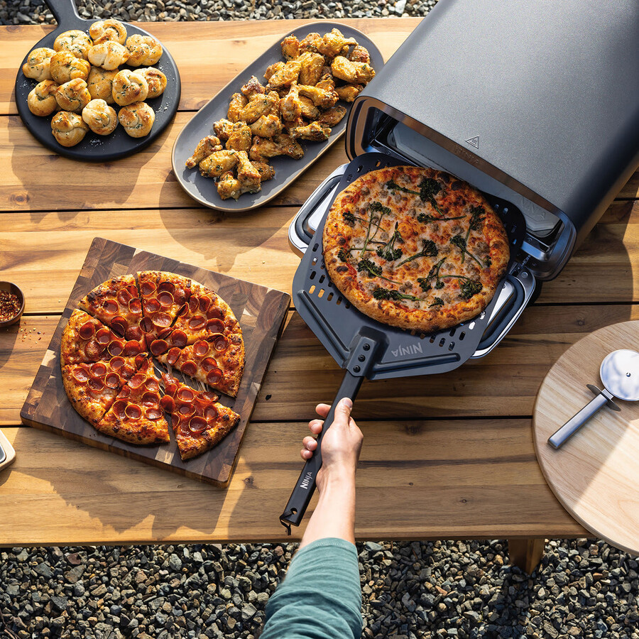 ninja artisan elektrische buitenpizzaoven en airfryer inclusief standaard en hoes.