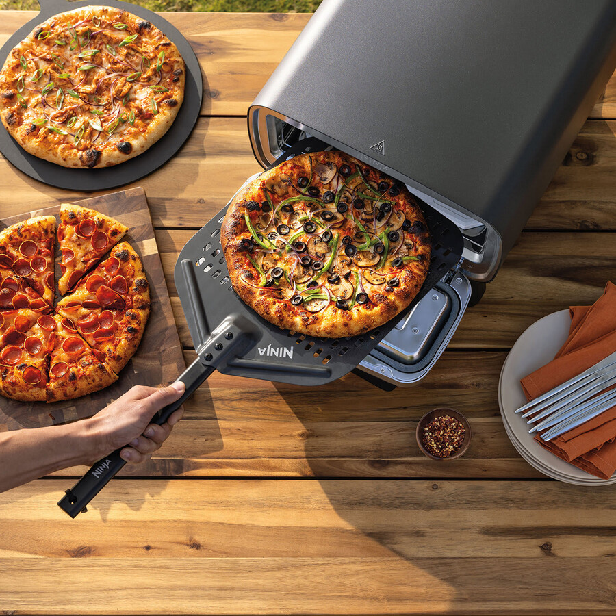 ninja artisan elektrische buitenpizzaoven en airfryer inclusief standaard en hoes.