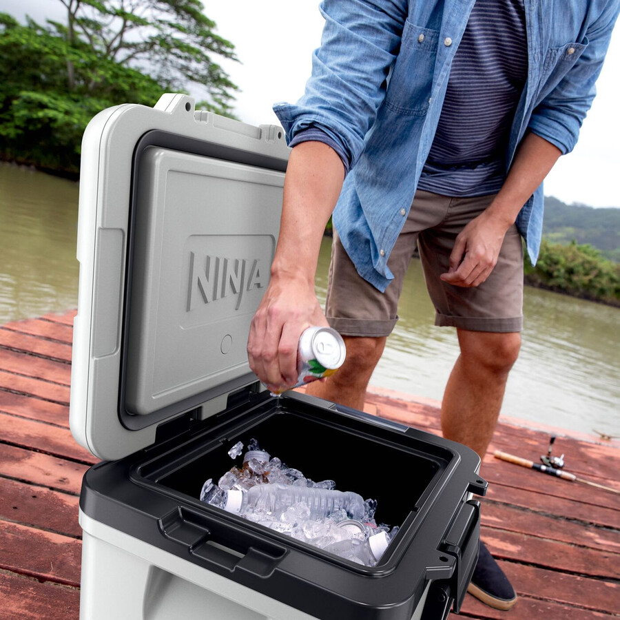 ninja frostvault 30qt28l koelbox op wielen met droogzone cloud white fb230ukwh