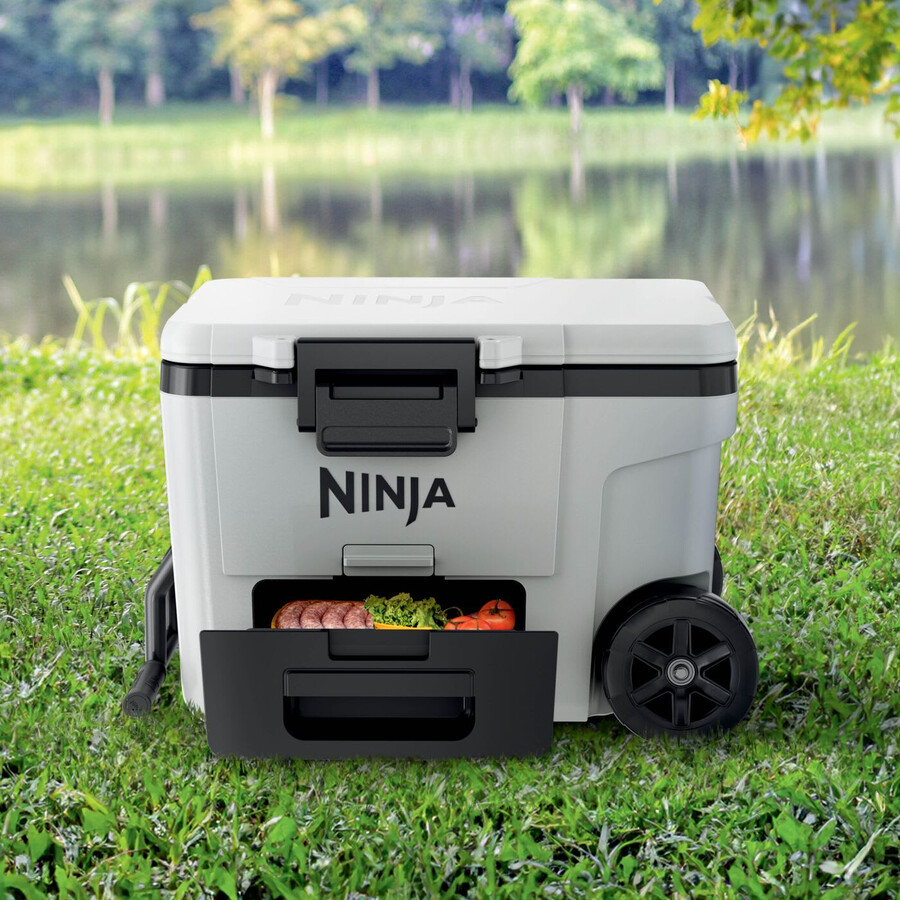 ninja frostvault 45qt42l koelbox op wielen inclusief koelelement en drinkfles.