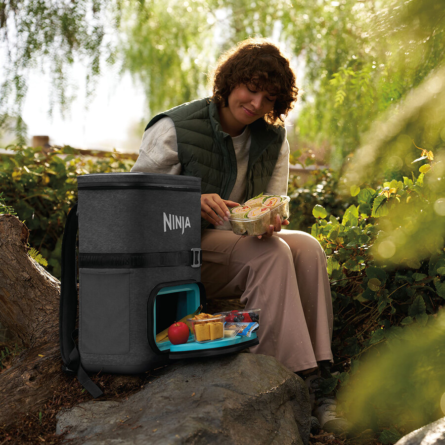 ninja frostvault go rugzakkoeler van 17 liter voor 24 blikjes - antracietgrijs
