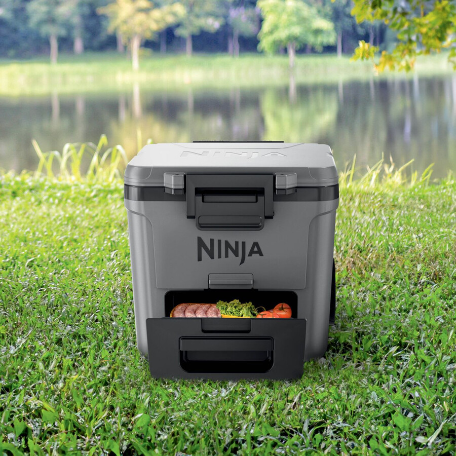 ninja frostvault 30qt28l koelbox op wielen inclusief koelelement en drinkfles.