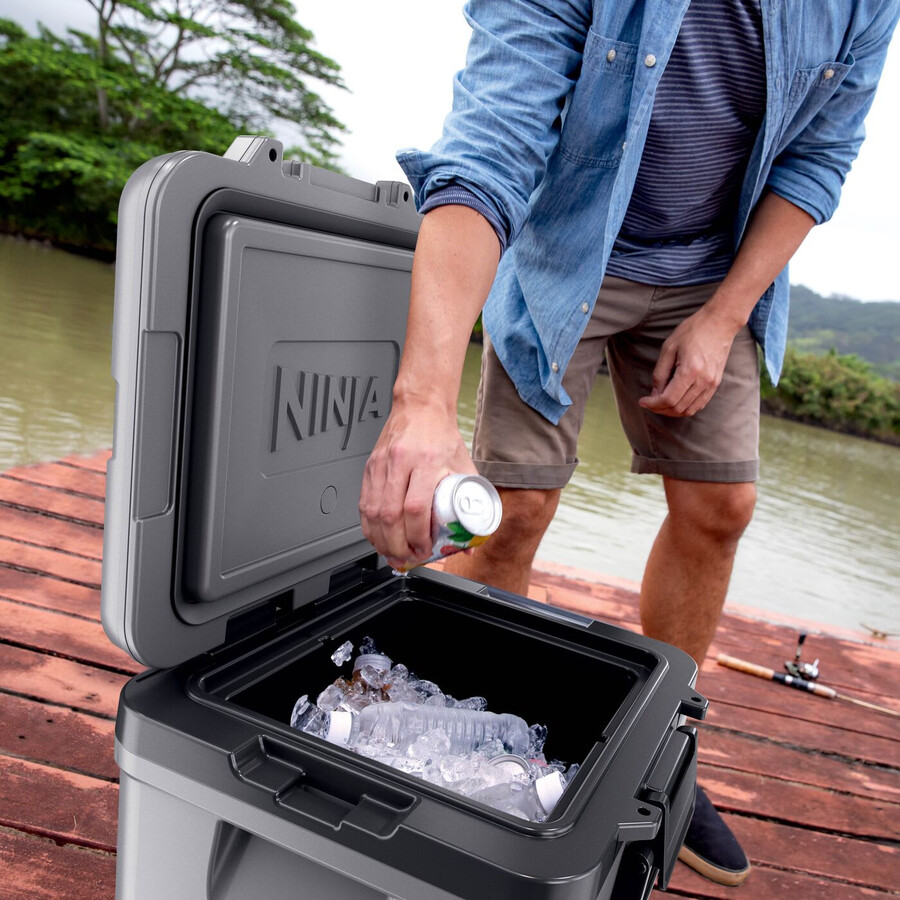 ninja frostvault 30qt28l koelbox op wielen inclusief koelelement en drinkfles.