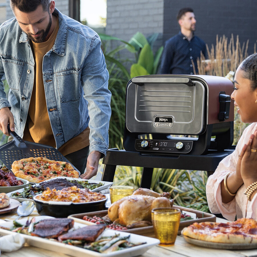 ninja houtgestookte buitenoven ambachtelijke pizzamaker en barbecue-smoker met standaard en afdekking.